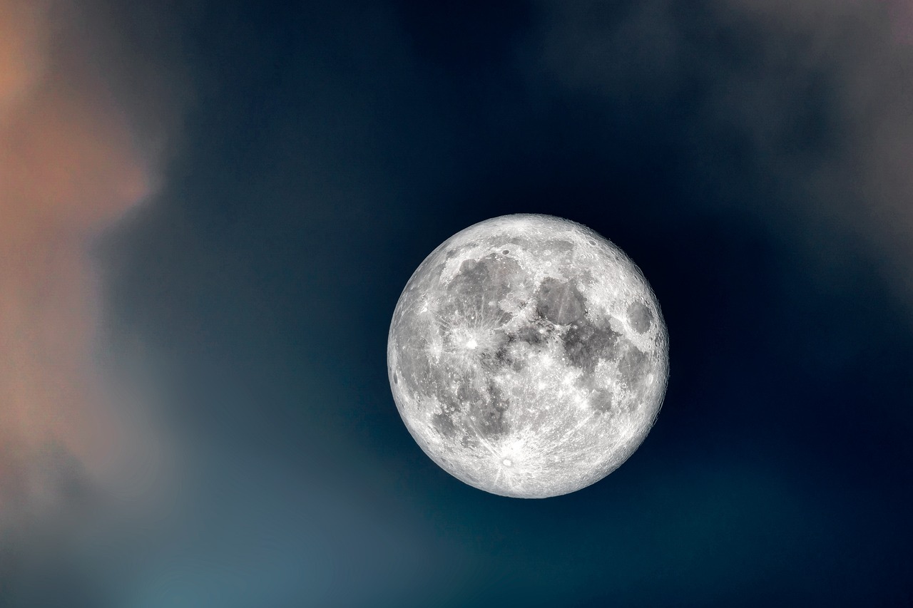 満月の夜に恋愛の願いを成就させる方法は？